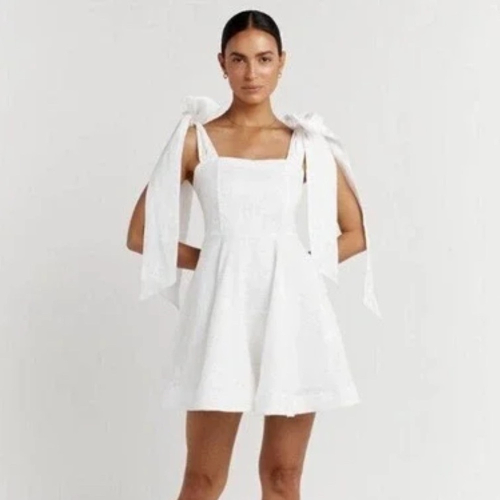 Elegant White Sleeveless Dress